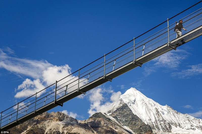 Вниз не смотреть: самый длинный пешеходный мост открыли в горах Швейцарии Грэхен, Церматт, горы, курорт, мост, туристы, швейцария
