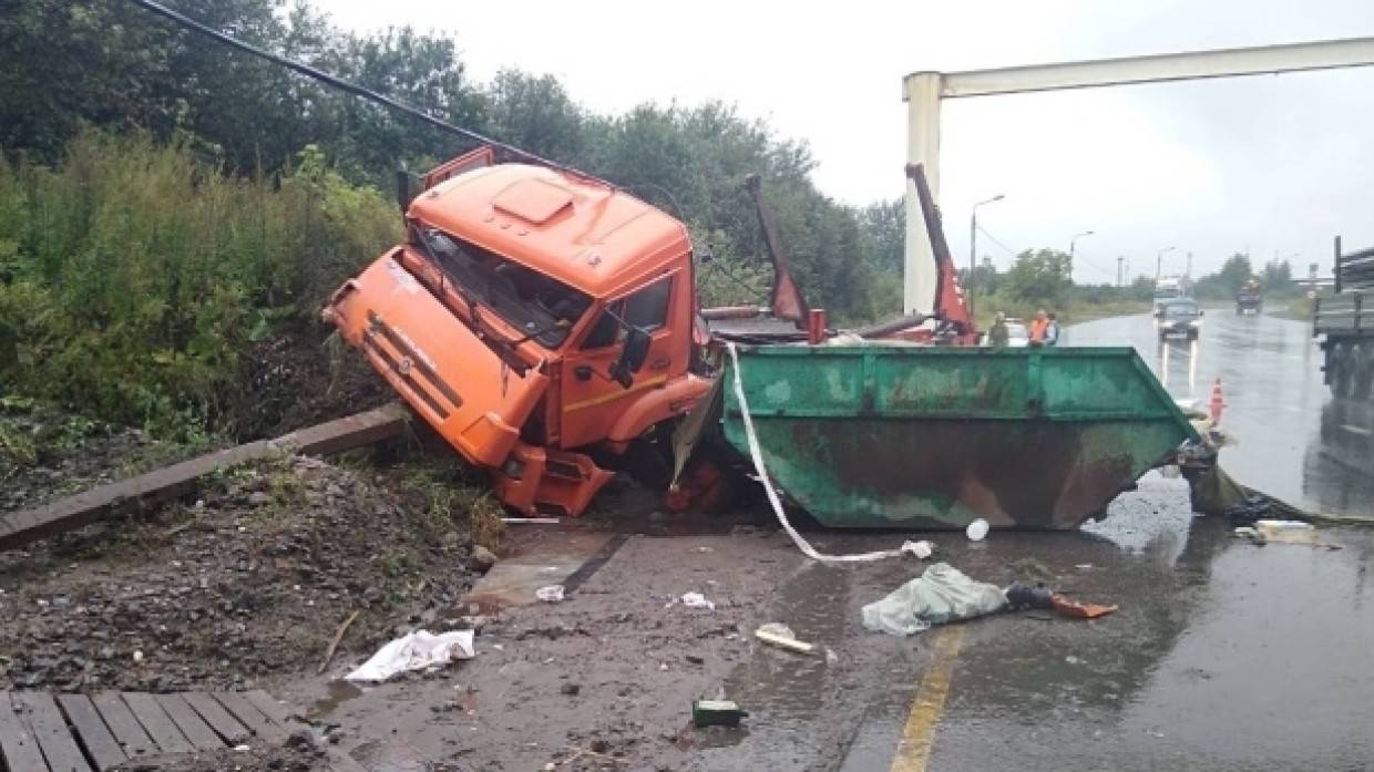 В Новгородской области грузовик врезался в отбойник