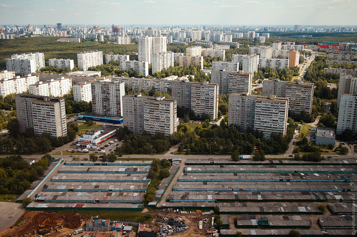 Полёт на вертолёте вдоль МКАД на юге Москвы