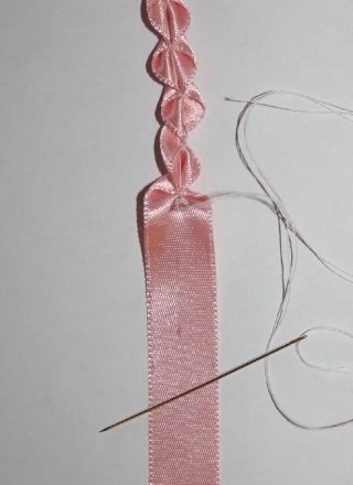 Как сделать оборку в виде «сердечек» из ткани или атласной ленты женские хобби,оборка,поделки,рукоделие,своими руками,умелые руки,шитье