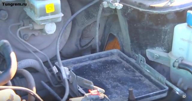 Снятие аккумулятора Лада Калина
