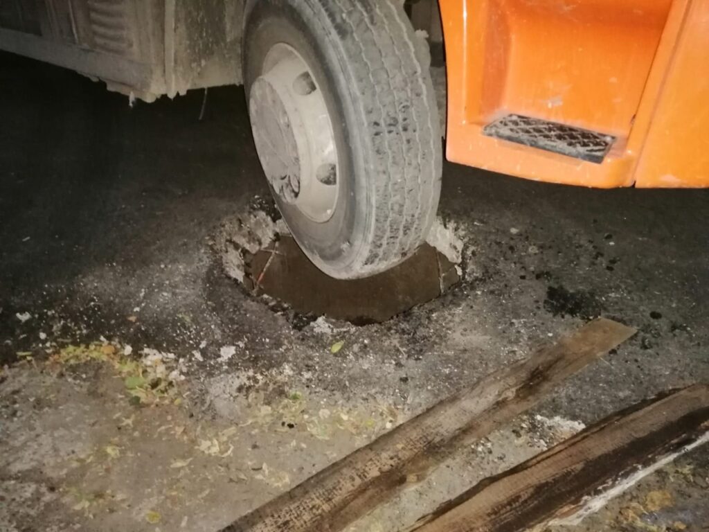 В Рязани мусоровоз провалился в люк на отремонтированной дороге