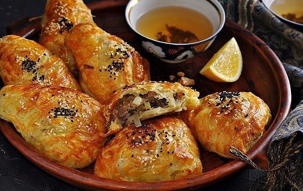 САМСА НА КЕФИРНОМ ТЕСТЕ С КУРИНЫМ МЯСОМ И КАРТОШКОЙ . МММ ..Мой любимый рецепт