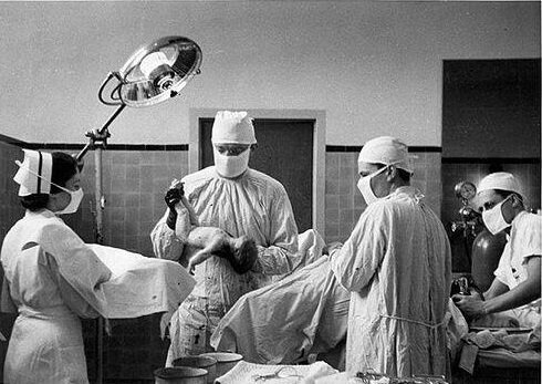 «Главное — не умереть в мужских трусах»: как женщины выживали и справлялись с бытом во время войны «Главное — не умереть в мужских трусах»: как женщины выживали и справлялись с бытом во время войны