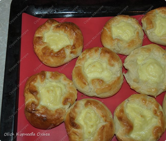 Здравствуйте. Уже не первый месяц, как пеку пироги, собираюсь рассказать о рецепте этого теста, но вспоминаю, когда уже пироги готовы. Рецептов очень много и в каждом есть своя изюминка. Этот рецепт мне попался на просторах интернета, когда я искала рецепт быстрого дрожжевого теста для пирогов. Меня подкупило слово быстрое, так как всегда хочется сэкономить время и при этом приготовить что-нибудь вкусненькое. Еще в рецепте говорилось, что пироги, приготовленные из этого теста, не черствеют очень долго, аж неделю. Верность этого утверждения нам не удавалось проверить до сих пор, потому как пироги мы съедаем быстро, редко когда остаются на второй день. Но вот что точно могу утверждать, что даже если вы уберете пироги в холодильник (а я всегда убираю пирожки храниться в холодильник, если в начинке яйца или грибы, все таки это скоропортящаяся начинка), они все равно будут мягкими и вкусными. Бывает пироги пару часов полежат и уже не такие вкусные, не такие мягкие и воздушные. А эти неееет, очень вкусные и нежные. <br />
Расскажу еще о плюсах этого теста:<br />
1. Не нужно ждать, когда тесто подойдет, можно печь сразу. Поэтому, если начинка требует предварительного приготовления, например, протушить что-то надо или отварить, то все следует приготовить заранее, иначе на это просто не останется времени.<br />
2. После того как тесто готово, мука больше не понадобится. Оно довольно таки жирное, не липнет к рукам и столу, поэтому лишняя мука для лепки не нужна. А потом и стол не нужно оттирать от этой муки.<br />
В общем кому стало интересно, читаем дальше. фото 19