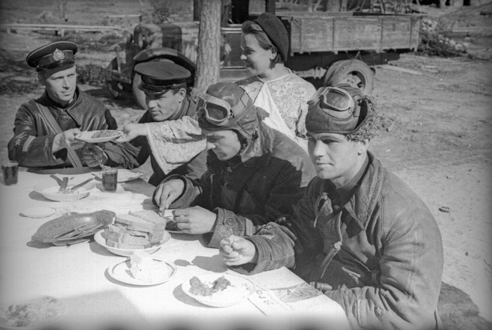 Чем кормили советских фронтовиков ВОВ питания, армии, полевой, передовой, кухни, боевых, только, граммов, полагались, Красной, солдат, шоколад, водки, поваров, которых, успехов, Согласно, мужчина, жизни, после