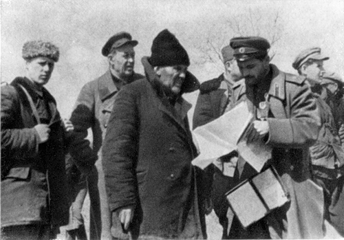Д.С. Коротченко, С.А. Ковпак и С.В. Руднев перед форсированием Припяти (1943 г.).