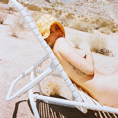 Майли Сайрус снялась обнаженной в пустыне и назвала себя квиром Экстерьер