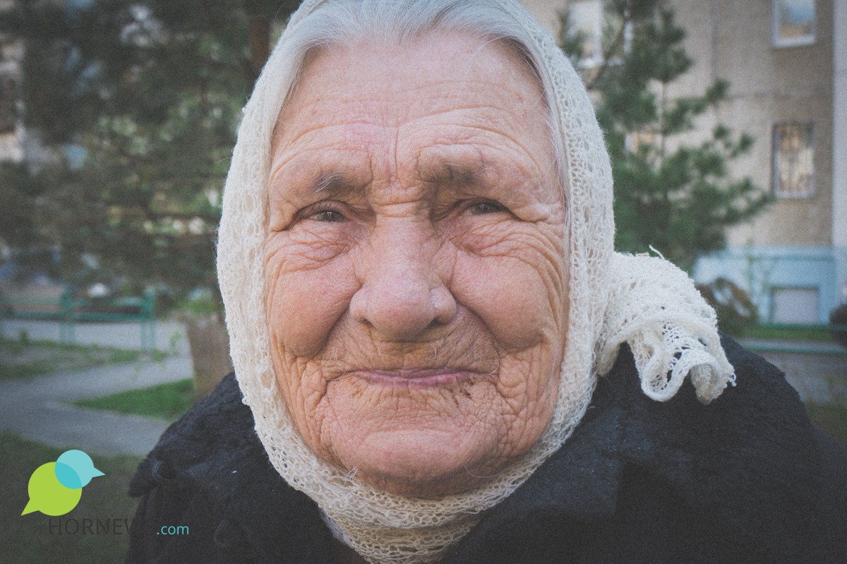 Бабушка полное видео. Улыбка бабушки. Бабка улыбается. Бабулька улыбается. Старуха улыбается.