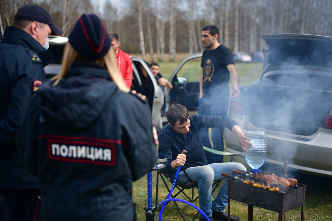 Люди идут москва. Москва люди. Ограничение экскурсии. Как будет работать гибдд в. Новости ограничения.