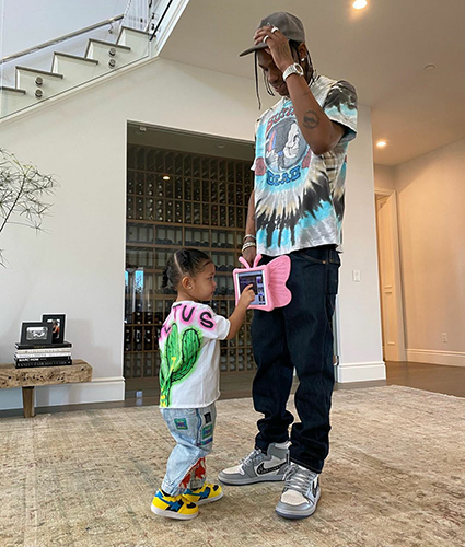 Кайли Дженнер призналась в любви Трэвису Скотту в день его рождения и поделилась семейными фото Кайли Дженнер призналась в любви Трэвису Скотту в день его рождения и поделилась семейными фото Звездные пары