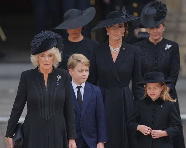 члены королевской семьи входят в Вестминстерское аббатство для церемонии похорон королевы Елизаветы II