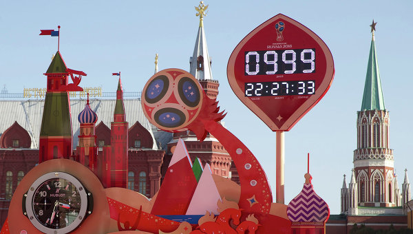 Часы обратного отсчета до старта ЧМ-2018 по футболу в Москве. Архивное фото