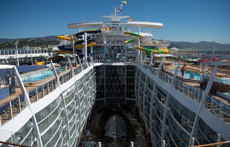 Будущим пассажирам представили самое большое и дорогое в мире круизное судно "Симфония морей", Малага, для взыскательных путешественников, красивая жизнь, круиз, круизный лайнер, президентская каюта, путешествия