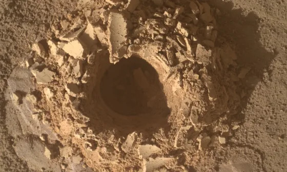 NASA показала крупным планом марсианскую «грязь» и 43-е отверстие для образцов