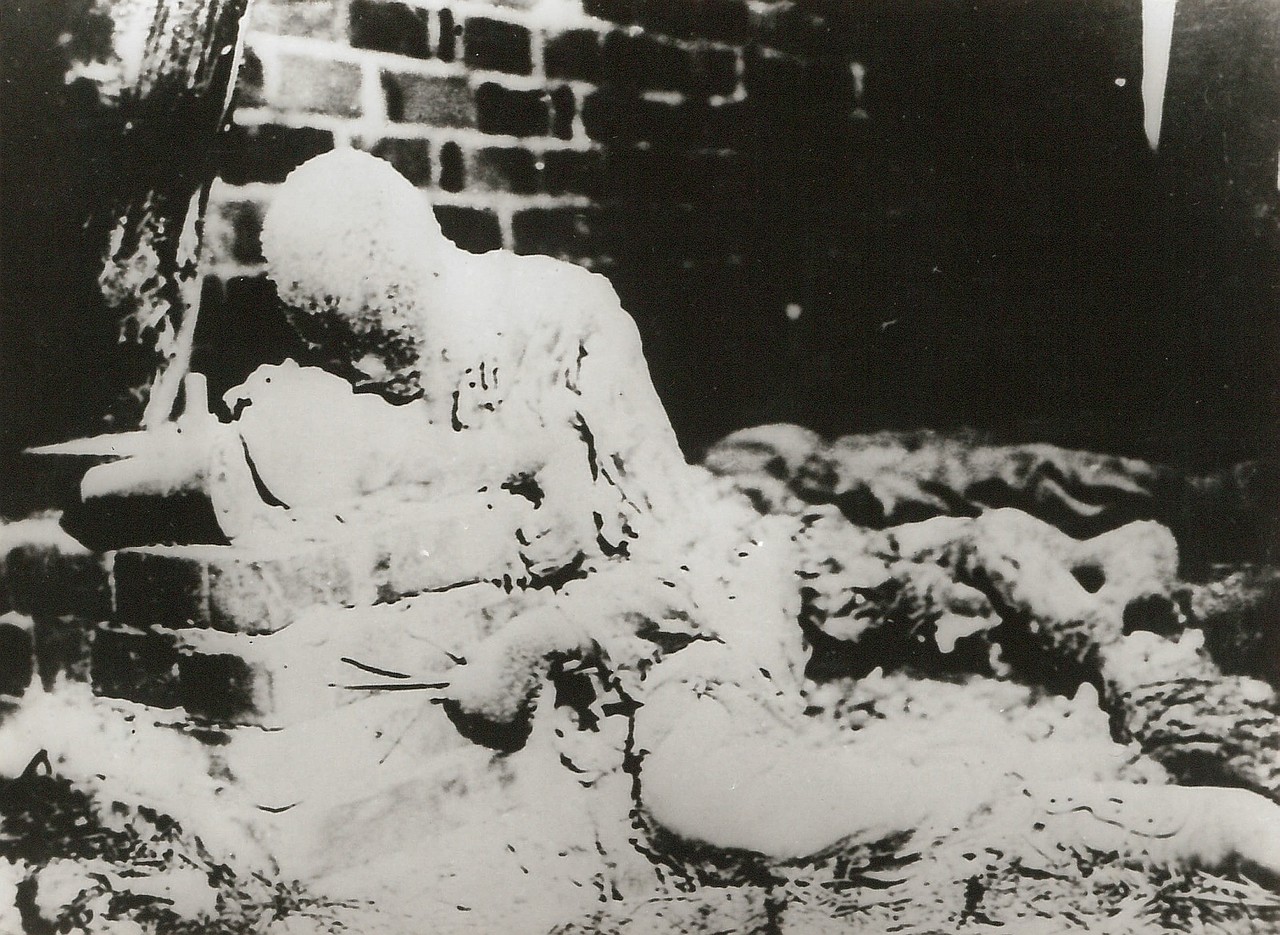 1944. Этого неизвестного солдата фашисты поливали водой, пока он не превратился в ледяную статую