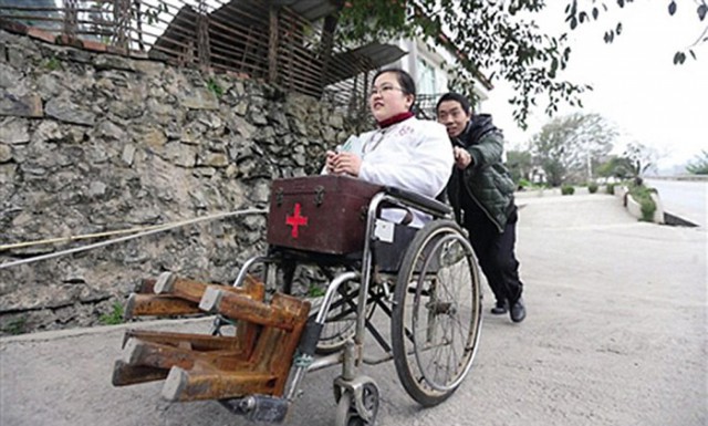  Девушка без ног сносила 30 стульев за 15 лет, работая сельским врачом без ног, врач