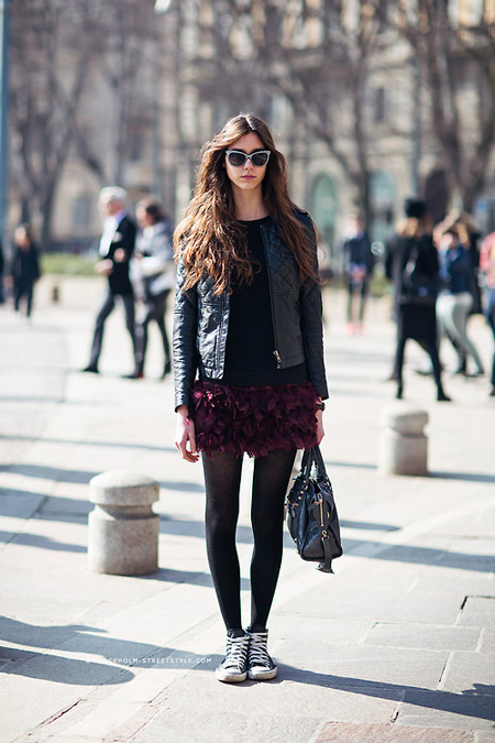 Девушка в бордовой мини юбке, черной куртке, плотные колготки и кеды