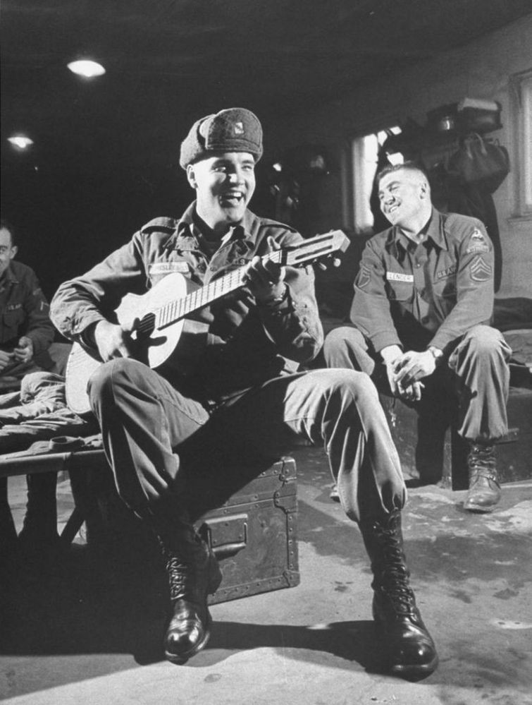 Элвис Пресли играет для своих однополчан, во время службы в армии, 1959 г. история, факты, фото
