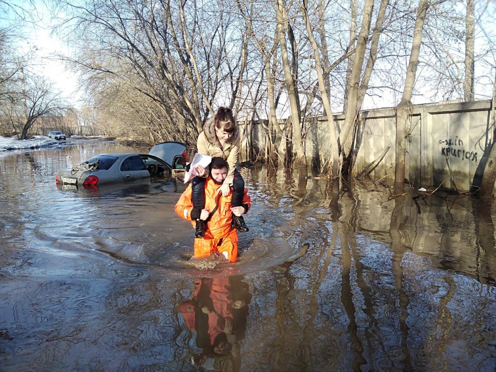 Жительницу Бердска спасли из машины, утонувшей в огромной луже авто и мото,автоновости,видео