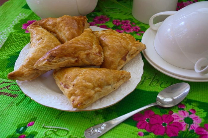 Можно сделать пирожки в виде треугольников. / Фото: povar.ru