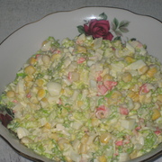Салат с крабовыми палочками и кочанным салатом.