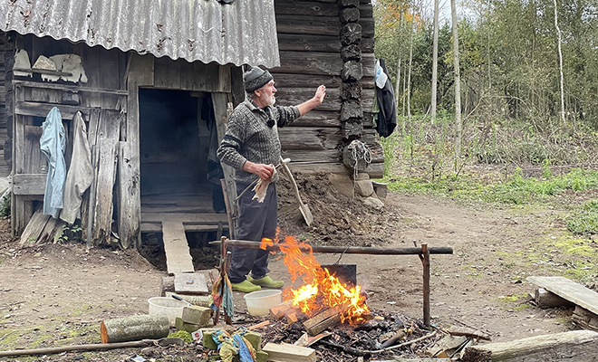 Мужчина всю жизнь плавал моряком по миру, а потом решил уйти от людей и вот уже 16 лет живет на болоте. Видео мужчина, моряк, видео, посмотреть, перешел, берег, списался, наконец, океану, отдал, рыбацкий, затем, насыщенной, судне, исследовательском, Ходил, училище, мореходное, закончил, режимы После