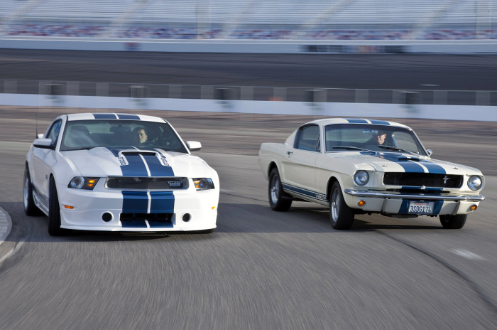 Ford Mustang Shelby GT350 2011 года и модель 1965 года.
