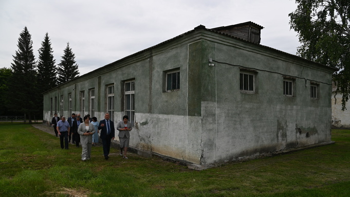Депутаты АКЗС помогут отремонтировать старую школу в селе Калманского района