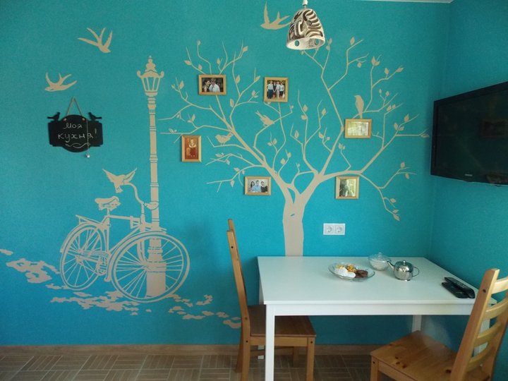 Моя кухня: голубое, дерево, песок в бюджетном варианте 10-метровой комнаты