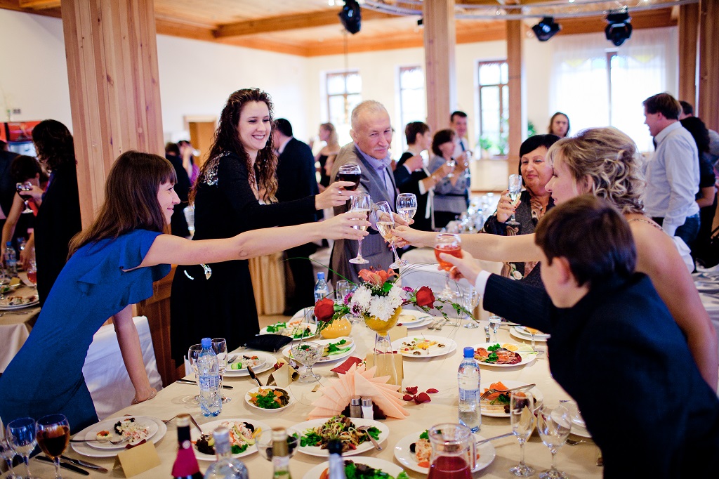 На нашу свадьбу свекровь накрыла стол в своём огороде. Теперь просит компенсировать затраты, хотя мы отмечали в ресторане
