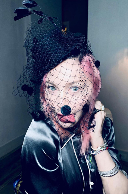 Пока все дома: Мадонна поделилась редкими кадрами с шестью детьми и молодым бойфрендом Звездные дети