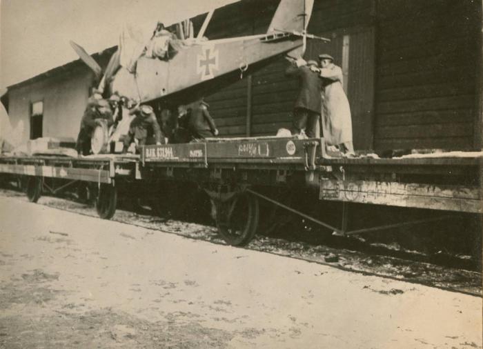 Погрузка немецкого самолета. 1918 год. 