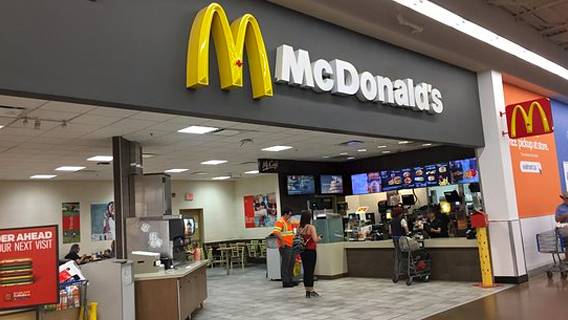 McDonald’s закрывает сотни своих ресторанов в магазинах Walmart