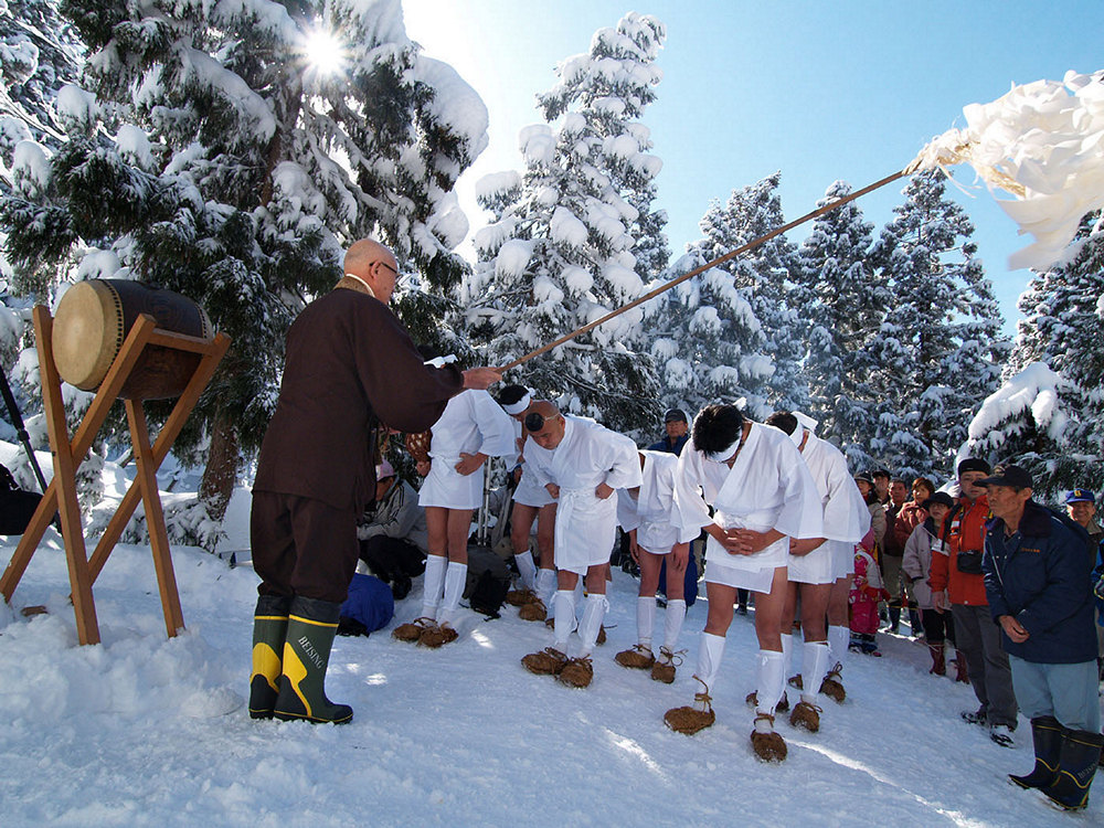 «Горные монахи» – документальная короткометражка о японских отшельниках Ямабуси «Горные монахи» – документальная короткометражка о японских отшельниках Ямабуси жизнь