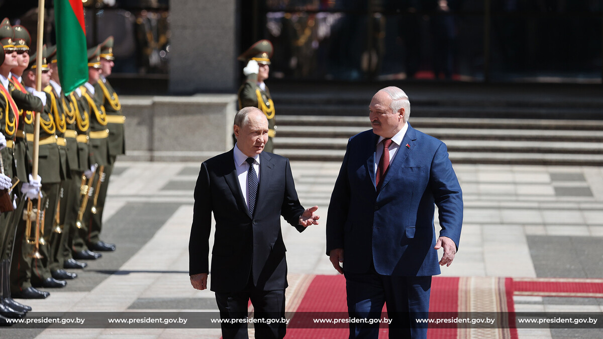 Пул Первого: Лукашенко угостил Путина фирменным салатом, сальтисоном и клубникой из своей теплицы