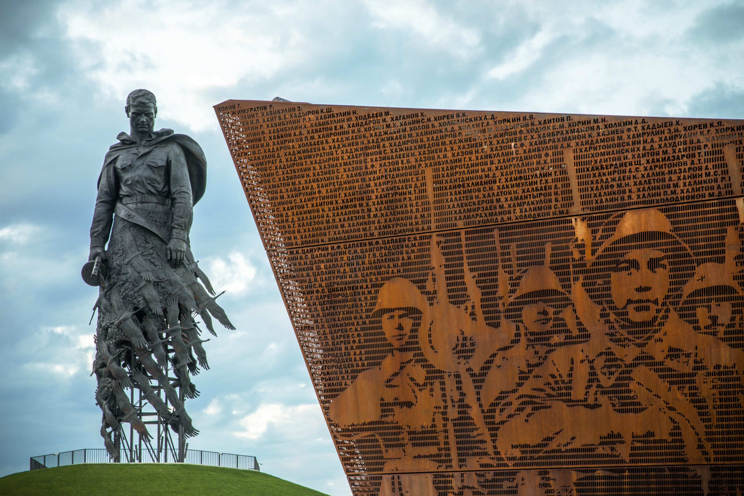 Путешествие в историю: откуда и зачем туристы приезжают к Ржевскому мемориалу Советскому солдату