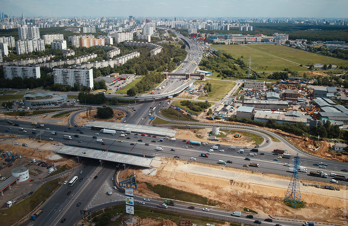 Полёт на вертолёте вдоль МКАД на юге Москвы