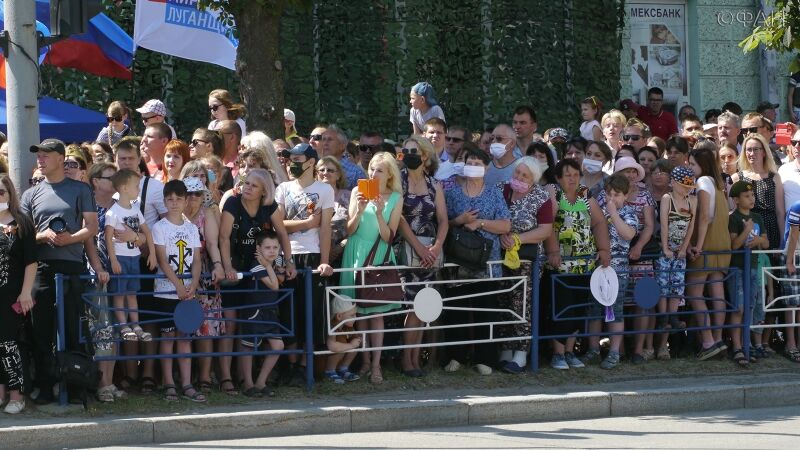 Парад в честь 75-й годовщины Победы прошел в Луганске