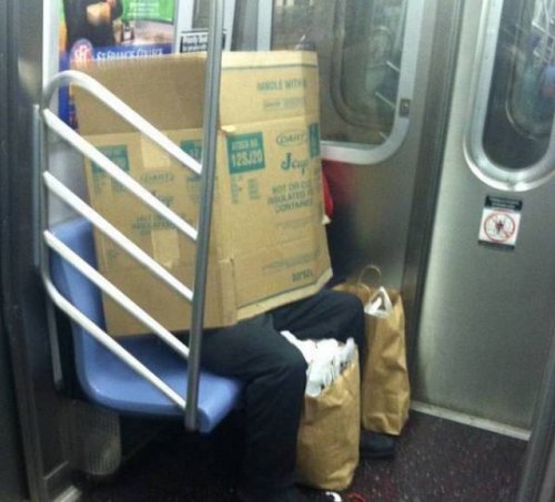 Странные пассажиры в общественном транспорте (17 фото)