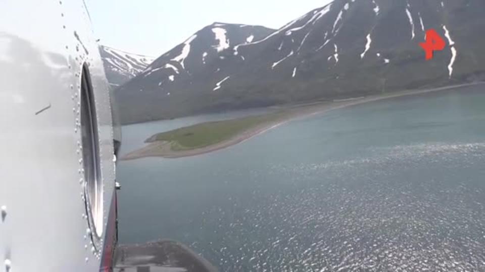 На Камчатке поиск экипажа перевернувшегося плашкоута ведут с вертолета