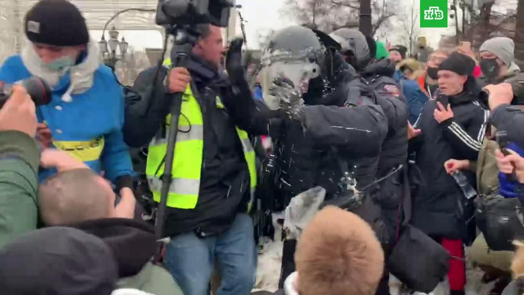 Митингующие напали на полицейских в центре Москвы