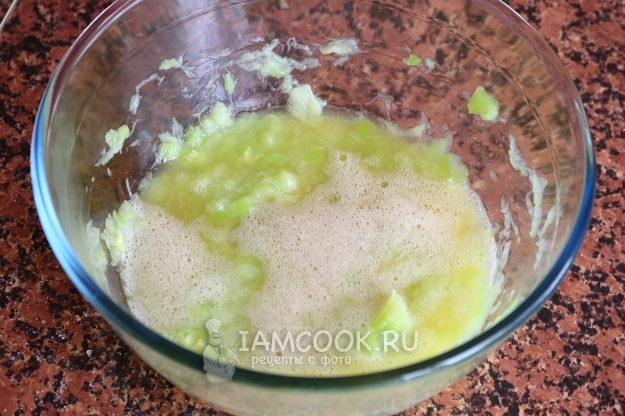 Добавить кабачковое пюре