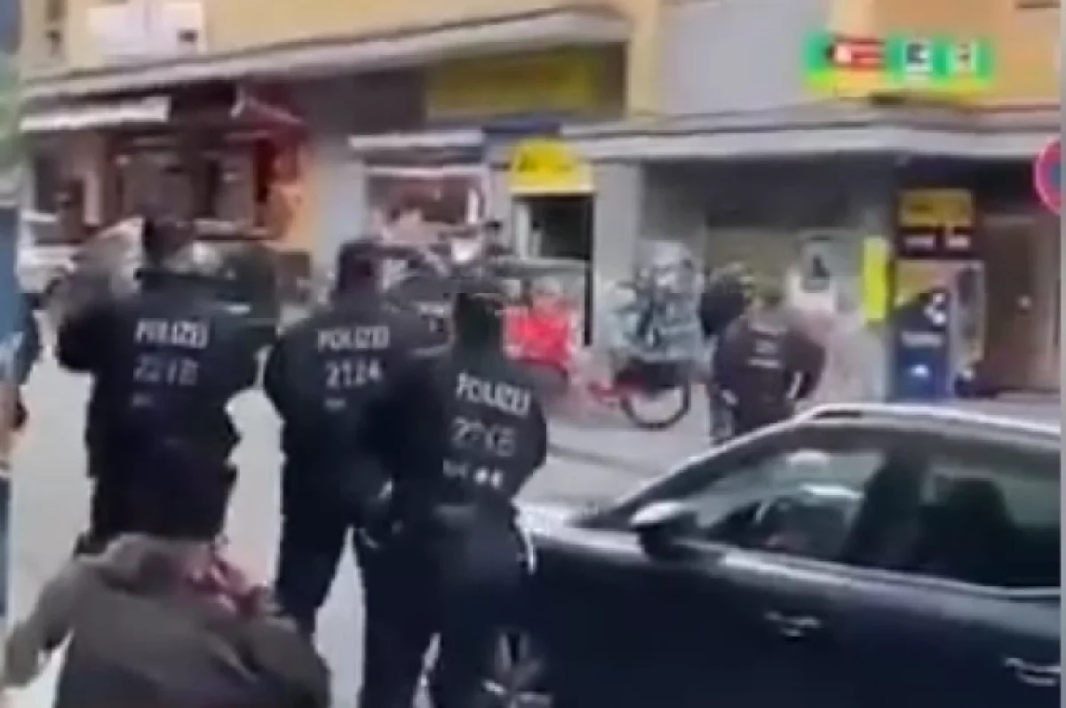 В Гамбурге полиция открыла огонь по мужчине с топором на шествии фанатов