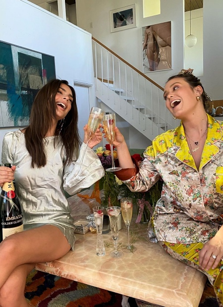 Собачья жизнь: Эмили Ратажковски провела необычную свадебную церемонию Звезды,Новости о звездах