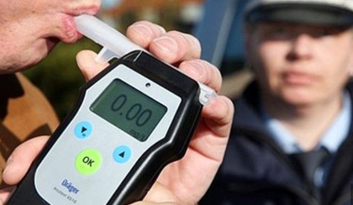 Инспектор ГИБДД просит «дыхнуть в трубочку»: что должен знать водитель в такой ситуации Инспектор ГИБДД просит «дыхнуть в трубочку»: что должен знать водитель в такой ситуации гибдд,Россия,советы