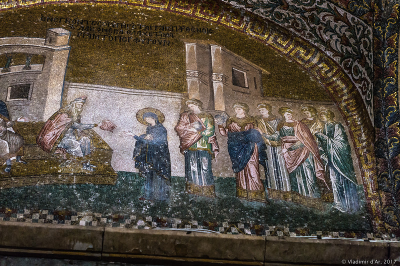 Мария по жребию получает пурпур, чтобы из него прясть завесу для Храма. Мозаики и фрески монастыря Хора.