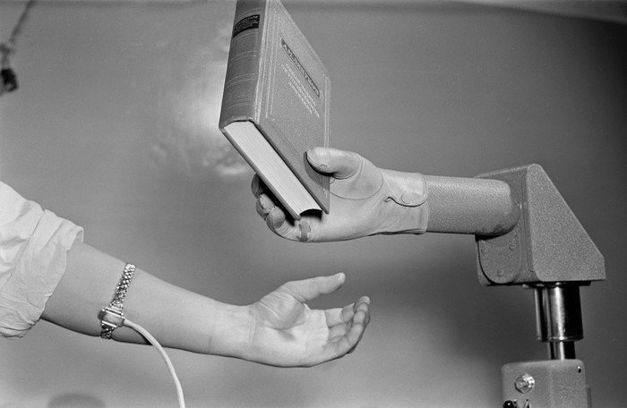 Биоманипулятор с книгой 1 мая 1958 года. Институт машиноведения и ЦНИИ протезирования изготовили биоманипулятор в виде человеческой кисти. знаменитости, интересные фото, фото