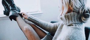 Сложный тренд: как носить колготы в сетку и не выглядеть вульгарно