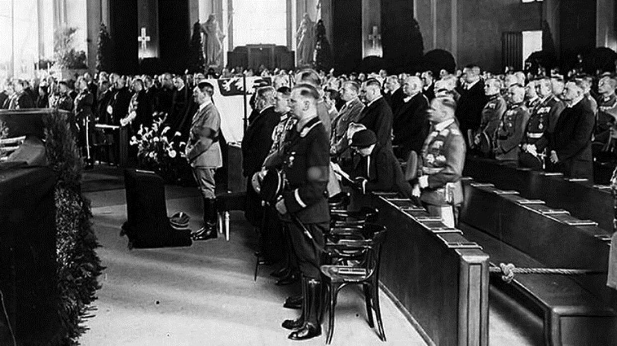 Адольф Гитлер со всей нацистской верхушкой на мессе в берлинском соборе Святой Ядвиги в честь похорон Юзефа Пилсудского